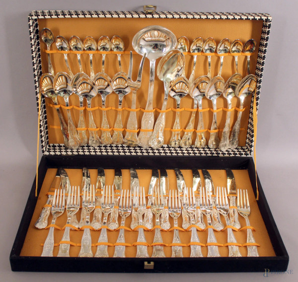 Servizio di posate in metallo argentato, composto da: dodici forchette grandi, dodici coltelli grandi, dodici cucchiai grandi, dodici cucchiaini, tre posate da portata entro custodia.