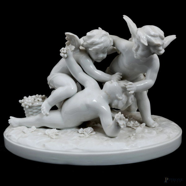Gruppo scultoreo in porcellana Capodimonte raffigurante gioco di putti, XX secolo, cm 15x22x14, (segni di usura, piccole sbeccature)