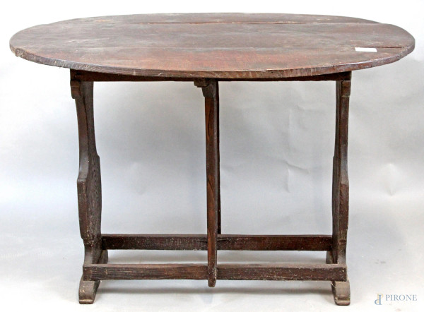 Tavolo a bandelle in castagno, poggiante su gambe ad asso di coppe legate da due traverse, cm h80x119x38 (piano aperto cm 81), XIX secolo.