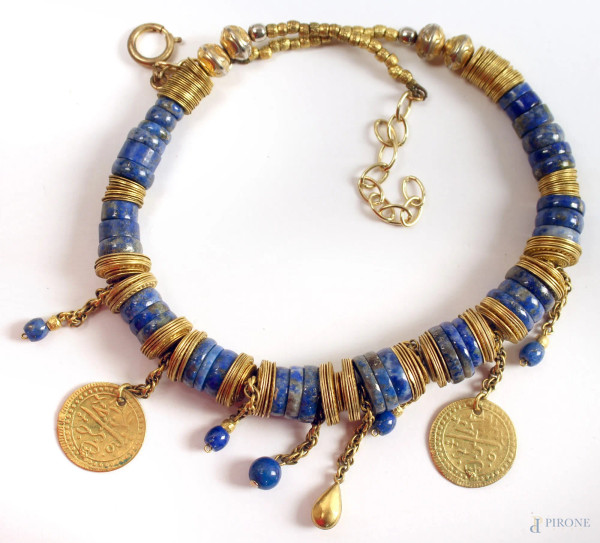 Collana composta da anelli in lapislazzuli e da monete magrebine.
