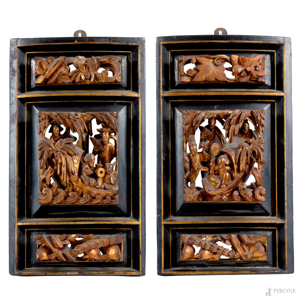 Coppia di pannelli in legno laccato e dipinto intagliati con figure su barche e pesci. Cina,XX secolo, cm 29x17, (scalfiture, segni di usura)