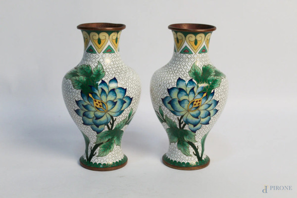 Coppia di vasetti in smalto cloisonnè a decoro di fiori e farfalle, h. 20 cm.