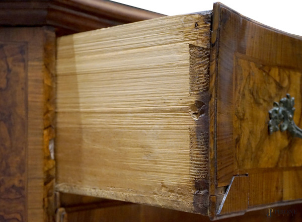 Comò in radica di noce a tre cassetti e fronte mosso, poggiante su quattro gambe mosse con piede ...