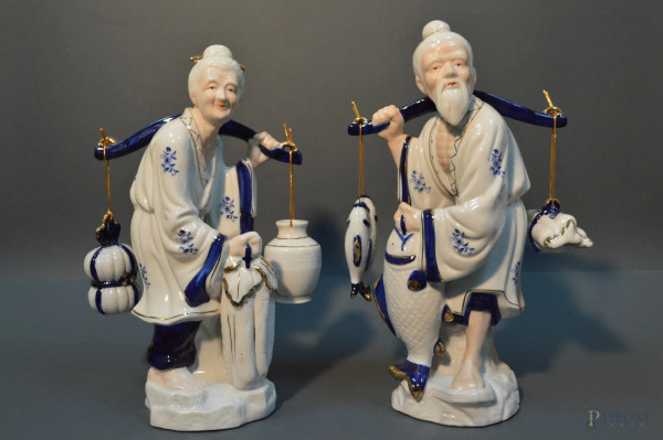 Coppia sculture in porcellana orientale h 35 cm.
