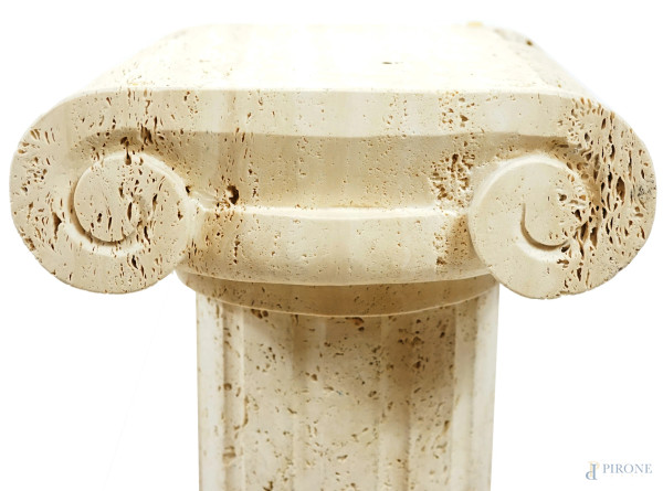 Coppia di colonne in travertino, XX secolo, altezza cm 74 circa