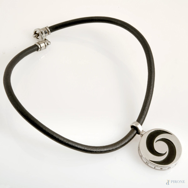 Pendente Bulgari della collezione "Optical" in oro bianco 18 kt con meccanismo in acciaio rotante ed onice, diametro cm 3, peso gr. 28,75