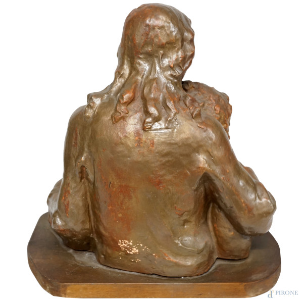 Scultore del XX secolo, Maternità, scultura in terracotta, cm h 33,5, base in legno