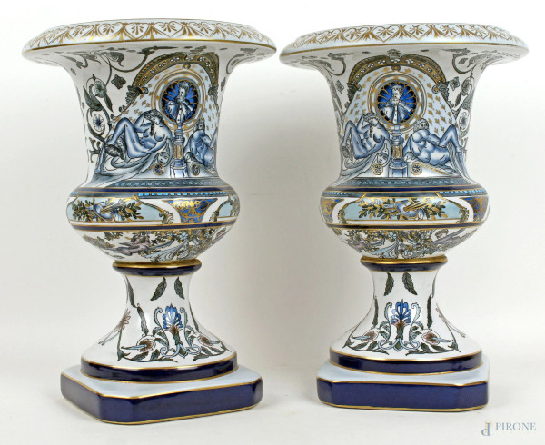 Coppia di vasi in porcellana Capodimonte, decori in monocromia blu e oro, alt. cm 29,5, marca sotto la base, XX secolo