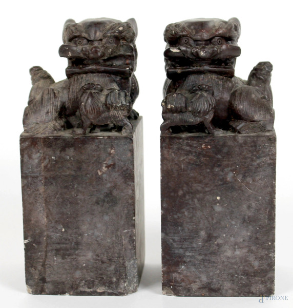 Coppia di sigilli in pietra saponaria sormontati da cani di Pho. Cina, inizi XX secolo, altezza cm 14,5 (difetti e restauri).