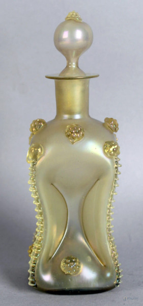 Boccetta portaprofumo in vetro di murano con decori a rilievo, primi &#39;900 H.18,5 cm.