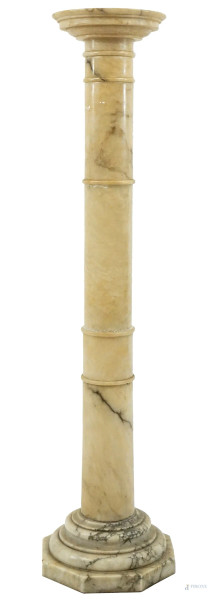Colonna in marmo poggiante su base ottagonale, cm 107,5, XX secolo, (difetti).