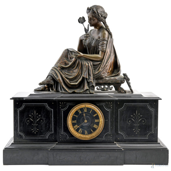 Orologio con base in marmo e scultura apicale di Saffo in bronzo. Quadrante in bronzo dorato con numeri romani. XX secolo, cm 54,5x51x21, (da revisionare, difetti)