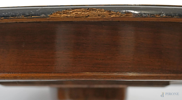 Lotto composto da tavolo ovale apribile, in noce con rifinitura perimetrale laccata nero e fusto ...