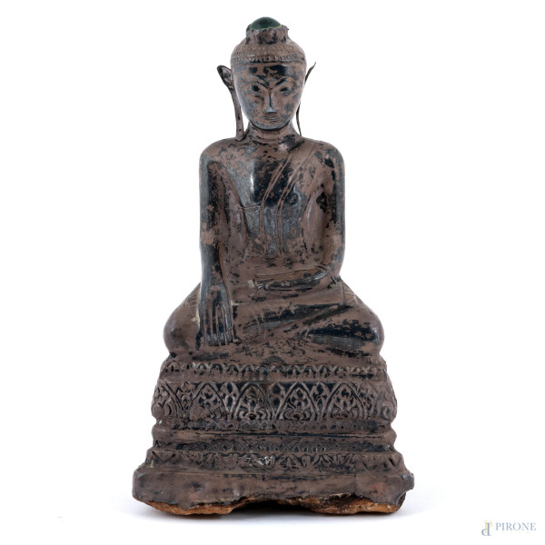 Buddha, XX secolo, scultura in pietra calcarea rivestita in lamina di metallo con pietra dura nei toni del verde, XX secolo, altezza cm 12,5, (segni di usura, difetti)
