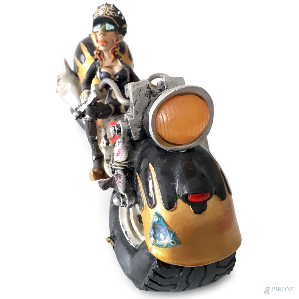 Dark Metal Art, Motociclista su Harley Davidson, resina policroma, cm 13x29