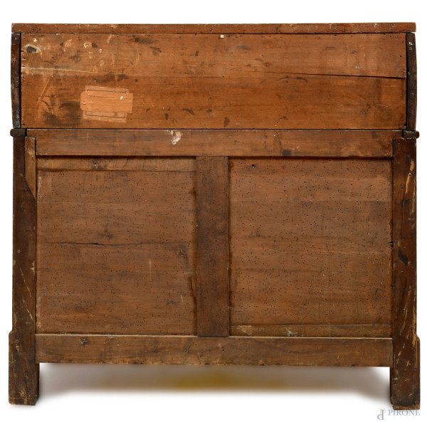 Ribalta in noce con fronte a tre casseetti. Piano con al centro rivestimento in velluto verde. Co...