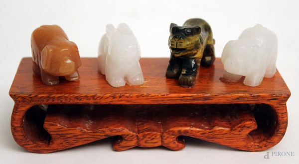 Lotto composto da quattro animali divesri in pietre pregiate su base in teak, cm 10x6 cm.