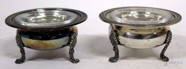 Coppia salierine in argento, poggianti su tre piedi leonini, bolli Alessandria, H 4 cm.