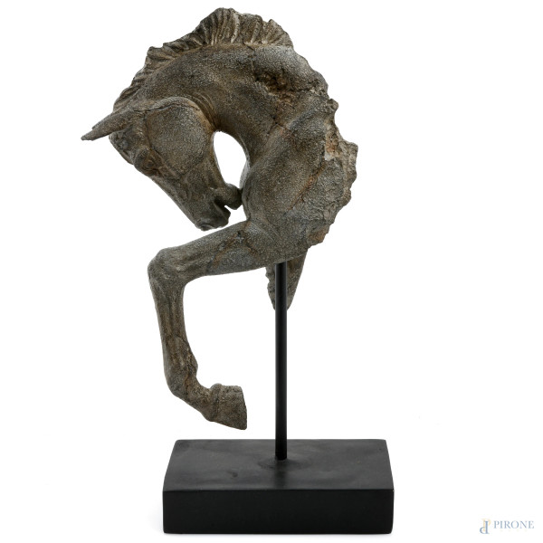 Testa di cavallo, XX secolo, scultura in resina, altezza cm 43, (segni di usura)