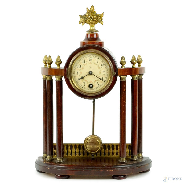 Orologio a tempietto in legno tinto a noce, finiture in bronzo,  cm h 29,5, prima metà XX secolo, (difetti, meccanismo da revisionare).