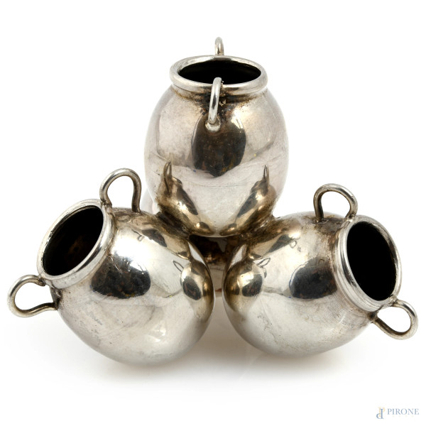 Composizione di quattro piccoli orci in argento, XX secolo, cm 7x9x9, peso complessivo gr 80