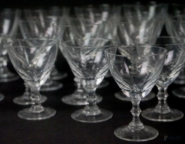 Servizio di bicchieri in vetro trasparente, XX secolo, composto da: 13 bicchieri da acqua, 16 cal...