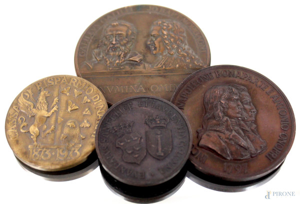 Lotto di quattro medaglie in bronzo, diam. max cm 7, XX secolo