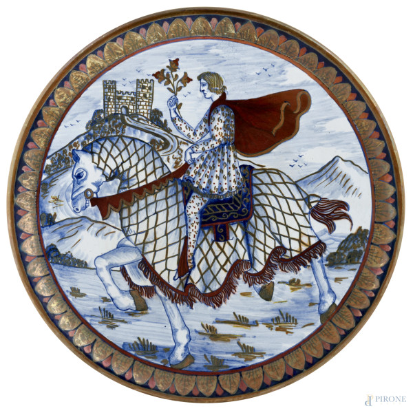 Piatto in ceramica dipinta con raffigurazione di cavaliere, XX secolo, Rubboli Gualdo Tadino, diametro cm 41, (lievi segni di usura)