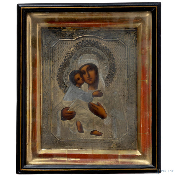 Icona raffigurante Madonna con Bambino entro riza in argento, XX secolo, cm 21,5x17, entro cornice a teca