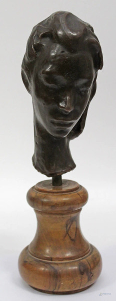 Busto di donna, scultura in cera poggiante su base in legno firmata Valentini, H 26 cm.