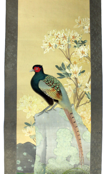 Scroll raffigurante fagiano giapponese, cm 185x55, arte orientale, XX secolo, (difetti).