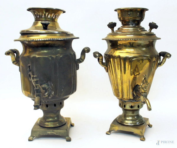 Lotto composto da due samovar in ottone, H 40 cm, primi &#39;900.