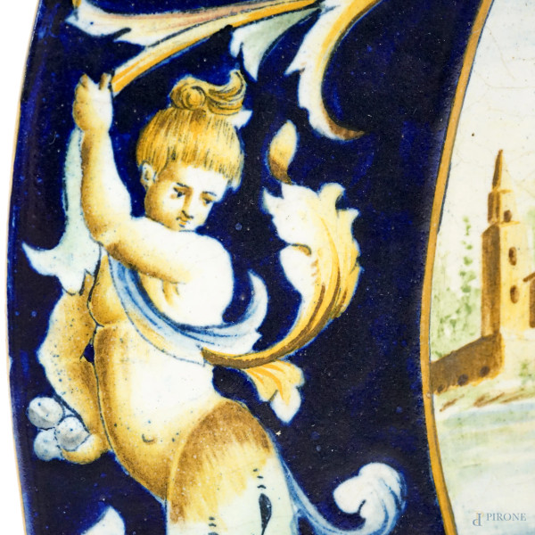 Grande piatto in maiolica policroma dipinta e smaltata, cavetto raffigurante una scena bacchica, ...