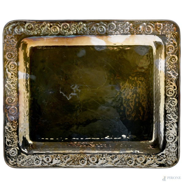 Vassoio rettangolare in argento 925/000 con profilo riccamente cesellato con frutta, cm 34,5x29,5, peso gr 750