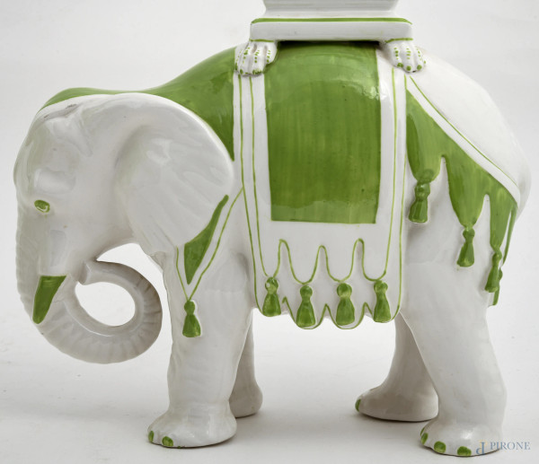 Coppia di sculture in ceramica bianca e verde raffigurante elefanti con obelisco, a replica della...