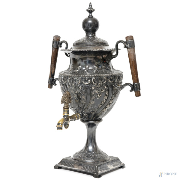 Samovar in metallo argentato, Inghilterra, SB&M, fine XIX-inizi XX secolo, corpo decorato a sbalzato con motivi floreali e vegetali, rubinetto a foggia di conchiglia, doppia presa in legno, altezza cm 46, (difetti).