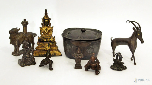 Lotto di nove oggetti diversi in bronzo.