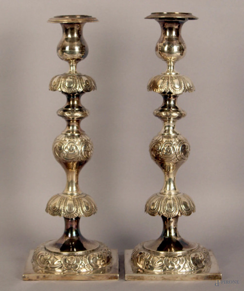 Coppia di candelieri in argento finemente cesellati a motivi di fiori, altezza 34 cm, gr. 785, argentiere Szyldberg, bolli Russia 1862.