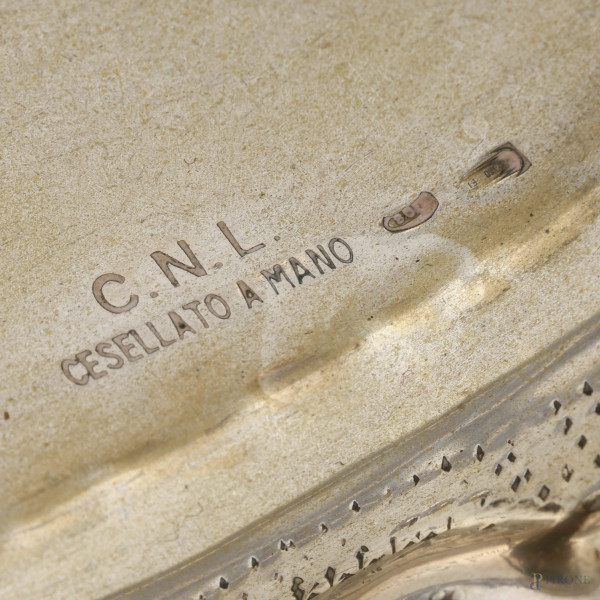 Lotto composto da un piatto grande e un piatto in argento 800/000, XX secolo, diametro massimo cm...