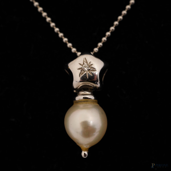 Catenina in oro bianco con ciondolo con perla, lunghezza cm 50, peso gr 4,4