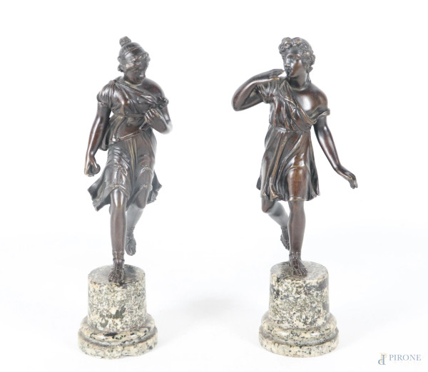 Lotto di due sculture in bronzo raffiguranti Atlante e Ippomene su basi in marmo, XX secolo, altezza massima cm 26, (segni di usura, sbeccature, difetti)