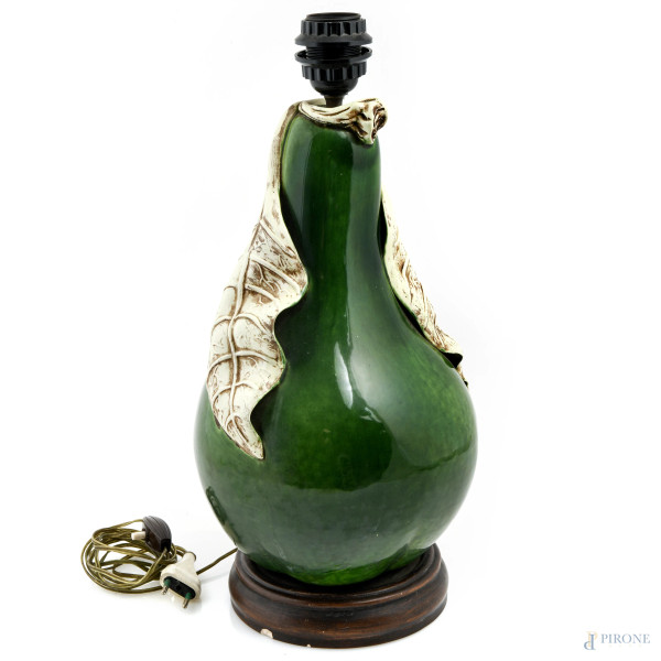 Lampada da tavolo in ceramica dipinta e smaltata a guisa di pera, XX secolo, altezza cm 45,5, (segni di usura, graffi, cadute di colore, scalfiture, da revisionare)