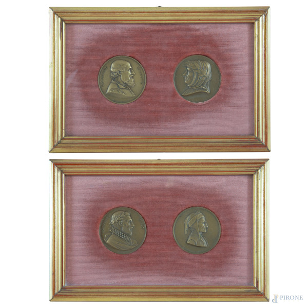 Lotto di quattro medaglie in bronzo  raffiguranti letterati (diametro cm 7), a coppie entro cornice (misure massime cm 21x32, XX secolo