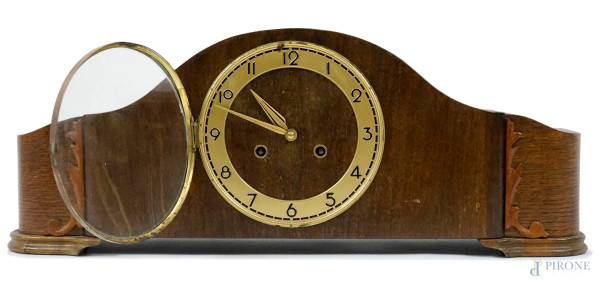 Orologio da camino in noce, Germania, XX secolo, quadrante circolare a numeri arabi in metallo dorato, sportello anteriore in vetro, cm h 22x56,5x15,5, (meccanismo da revisionare)
