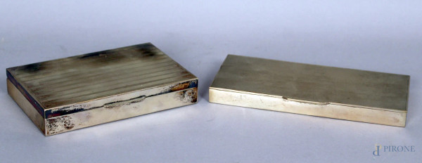 Lotto composto da due scatole portasigari rivestite in argento, misure max. 2x20x9 cm.