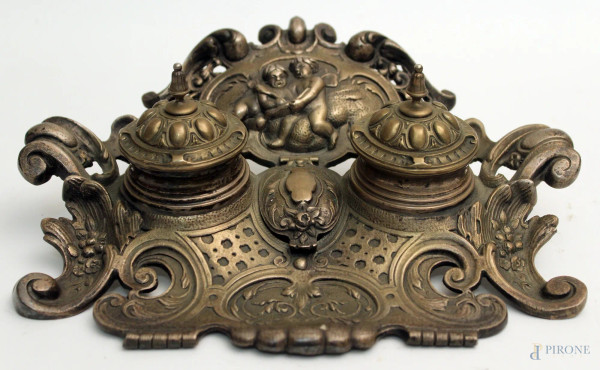 Calamaio in bronzo, cesellato ed inciso, H. 8x27 cm.