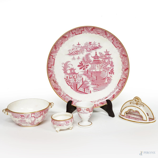 Set in porcellana Royal Worcester, XIX secolo, composto da: 1 piatto, 1 tazza da brodo, 1 saliera, 1 portatovaglioli, 1 portauovo non pertinente, diametro max cm 25, (parti rotte, restauri)