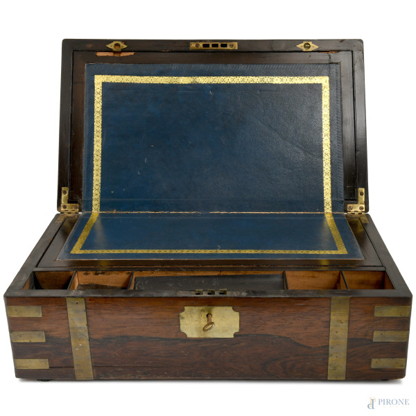 Scrittoio da viaggio in mogano, inizi del XX secolo, misura della scatola aperta cm 52x45,5, (difetti)