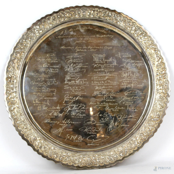 Piatto tondo in argento, tesa sbalzata a motivi vegetali, fondo inciso con dedica e firme, diametro cm 30, gr. 515