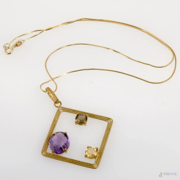 Collana in oro 18 kt con ciondolo a quadro con ametista, lunghezza cm 41, misura ciondolo cm 3x3, peso complessivo gr 7,2